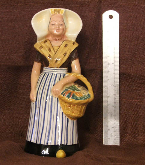 duch girl with white hat