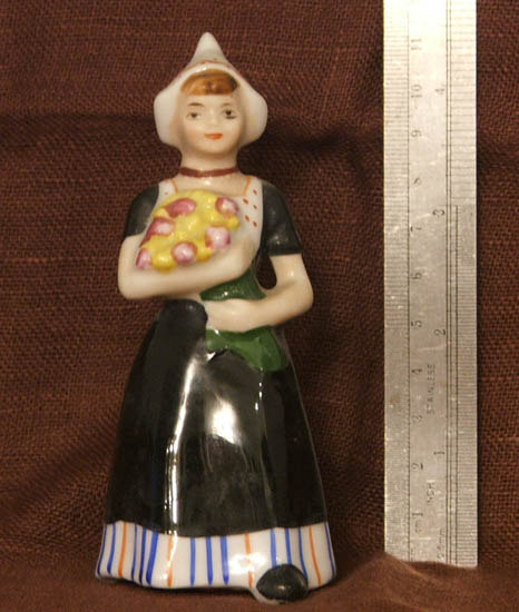 duch girl with flowers