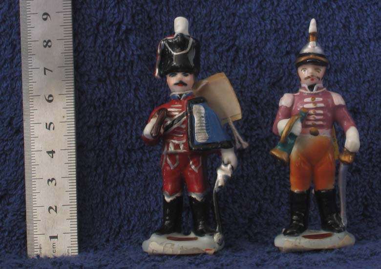 2 miniature soldiers