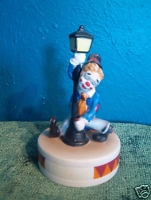 Clown leaning on Lamppost